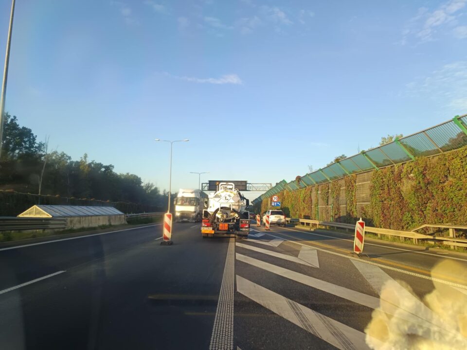 Na zabrzańskim odcinku Drogowej Trasy Średnicowej doszło do nietypowego i groźnego zdarzenia drogowego. 3 września, o godzinie 13:38, na wysokości osiedla Janek, w kierunku Gliwic, z naczepy pojazdu ciężarowego wysypał się piasek. Spadający ładunek uszkodził przejeżdżający samochód osobowy.