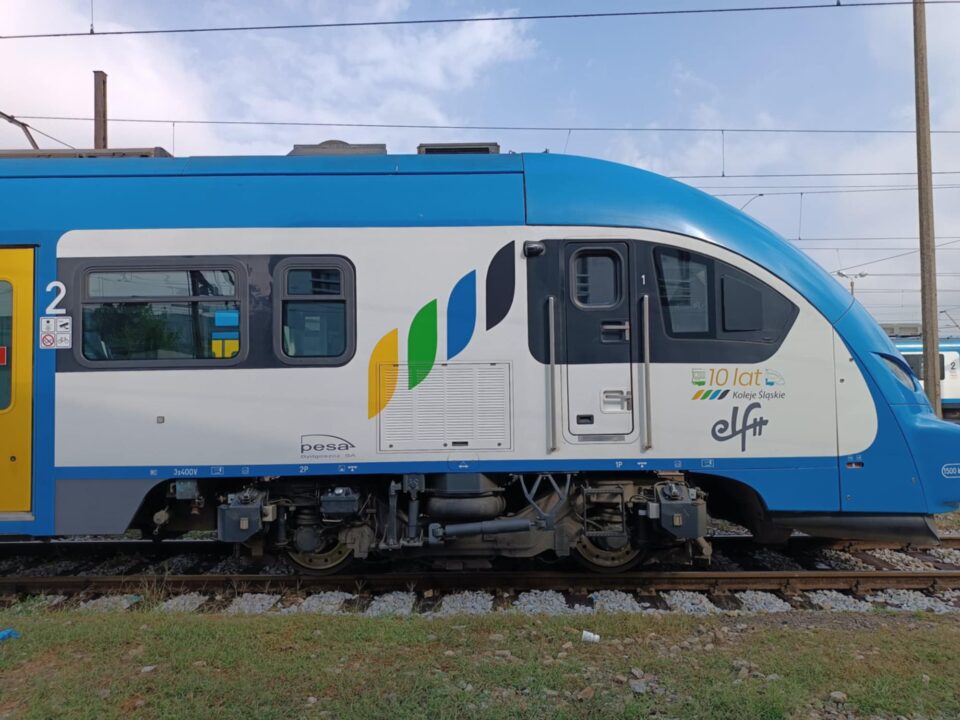 Już 22 września mieszkańcy regionu będą mogli skorzystać z wyjątkowej promocji przygotowanej z okazji Europejskiego Dnia Bez Samochodu 2025. Tego dnia każdy, kto posiada przy sobie ważny dowód rejestracyjny pojazdu, zapłaci za przejazd koleją symboliczną złotówkę.