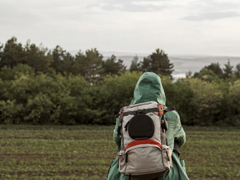 Plecak ewakuacyjny – co powinien zawierać? Poradnik bezpieczeństwa MSWiA i gotowe zestawy na półkach sklepów