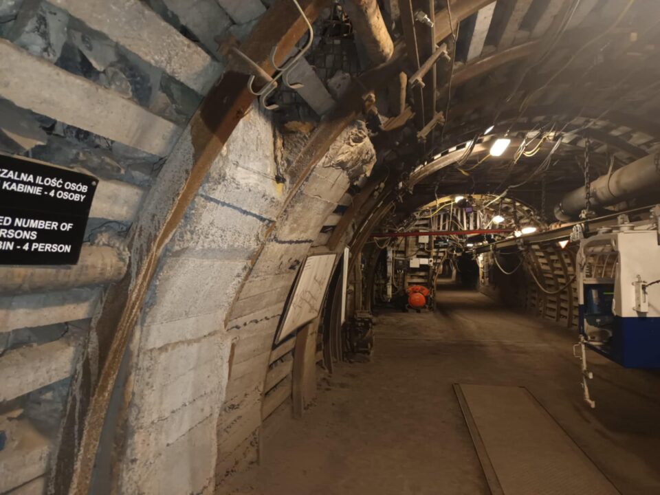 Los Muzeum Górnictwa Węglowego w Zabrzu po raz kolejny stał się głównym tematem obrad Rady Miasta (29 września). Choć placówka od lat pełni rolę symbolu przemysłowego dziedzictwa regionu i wizytówki Zabrza, jej przyszłość jest dziś niepewna. Dyskusja ujawniła poważne rozbieżności między prezydentem Kamilem Żbikowskim a radnymi – zwłaszcza z Koalicji Obywatelskiej, powiązanymi z marszałkiem województwa śląskiego.