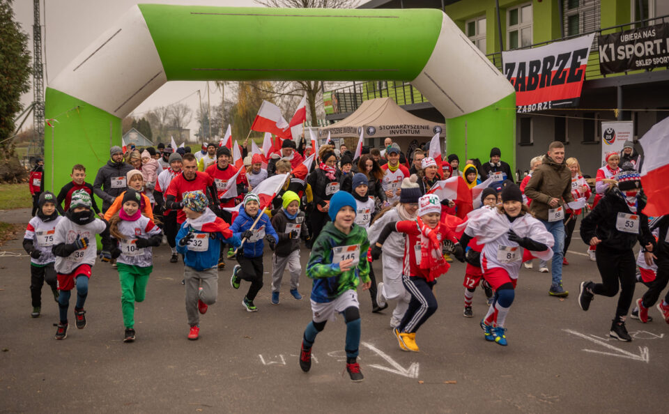 Zabrze po raz kolejny uczci Święto Niepodległości na sportowo. We wtorek, 11 listopada, w dzielnicy Zaborze Północ odbędzie się Bieg Niepodległości – Zabrze Biegnie!, organizowany przez Radę Dzielnicy Zaborze Północ z inicjatywy radnego Sebastiana Dziębowskiego. Jednym z patronów medialnych wydarzenia jest portal Zabrze24.info.