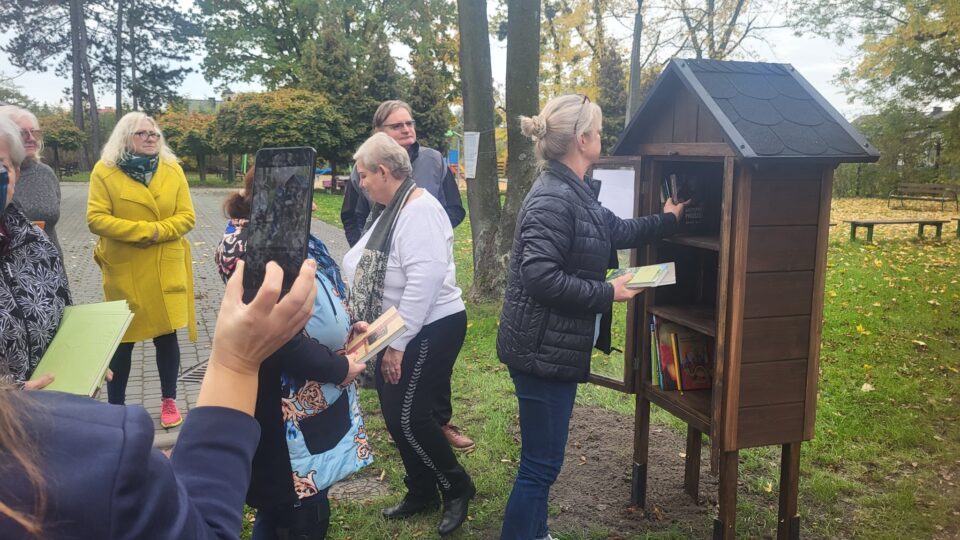 Na terenie Dzielnicowego Ośrodka Kultury w Zabrzu Kończycach powstała nowa przestrzeń dla wszystkich, którzy kochają książki i ideę dzielenia się nimi. Dzięki Inicjatywie Lokalnej Centrum Sprawiedliwej Transformacji uruchomiono plenerową biblioteczkę, która już zapełniła się pierwszymi tomami.