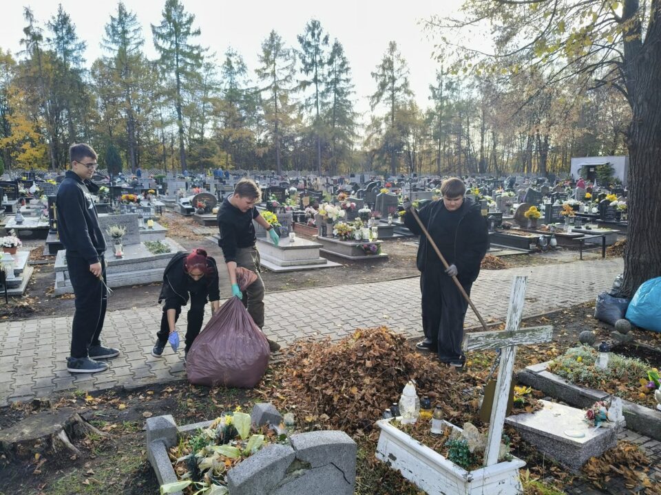 W ramach corocznej akcji społecznej, uczniowie Zespołu Szkół nr 3 im. rtm. Witolda Pileckiego w Zabrzu zaangażowali się w sprzątanie opuszczonych grobów na cmentarzu w dzielnicy Kończyce. Działanie to stało się już piękną tradycją szkoły, a także formą integracji nowo wybranego Samorządu Uczniowskiego z jego opiekunem Markiem Matlokiem.