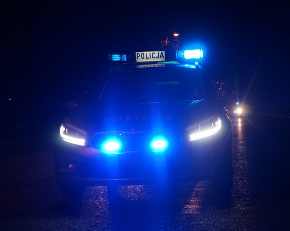 W środowy wieczór policjanci z zabrzańskiej drogówki przeprowadzili nietypową, ale niezwykle dramatyczną interwencję. Dzięki ich błyskawicznej reakcji i profesjonalnemu działaniu udało się uratować życie kobiety, która straciła przytomność w swoim mieszkaniu w Rudzie Śląskiej.