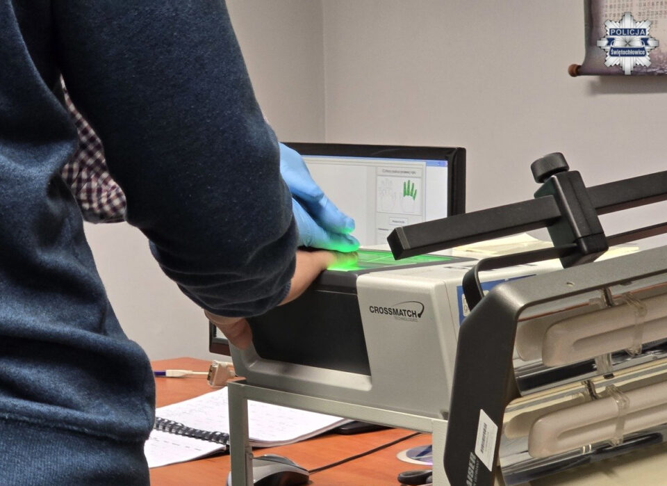 Świętochłowiccy policjanci zatrzymali 34 letniego mężczyznę, który ma na koncie serię kradzieży i włamań popełnionych w kilku miastach województwa śląskiego — w tym również w Zabrzu. Złodziej kradł pieniądze, biżuterię oraz karty bankomatowe, którymi następnie płacił za zakupy w sklepach.