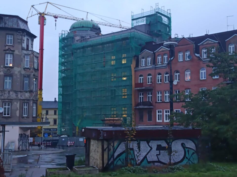 Od przyszłego roku w Zabrzu maksymalnie wzrosną stawki podatku od nieruchomości. Rada Miasta przyjęła uchwałę, która zakłada podwyżkę m.in. dla przedsiębiorców. Zgodnie z nowymi przepisami, od 1 stycznia 2026 roku właściciele firmowych nieruchomości zapłacą 35,53 zł za metr kwadratowy, zamiast dotychczasowych 34 zł. To oznacza wzrost o 4,5 procent, czyli 1,53 zł na każdym metrze kwadratowym powierzchni użytkowej.