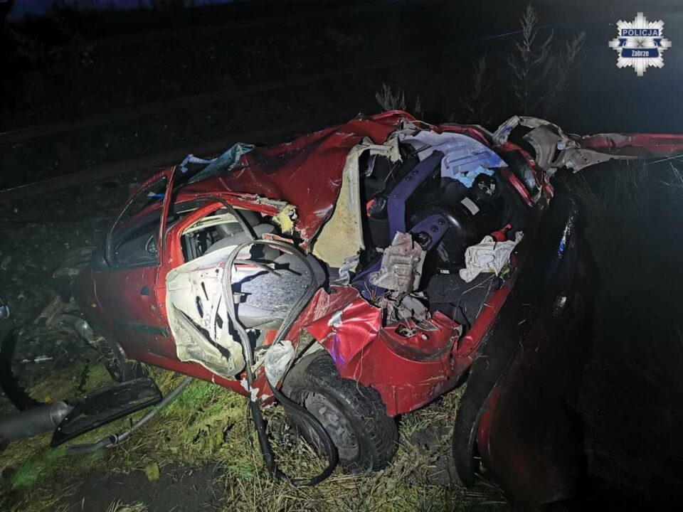 Dramatyczne zdarzenie miało miejsce w sobotni wieczór na zabrzańskim odcinku Drogi Krajowej nr 88. 39 letni mieszkaniec Zabrza, mający w organizmie ponad promil alkoholu, wsiadł za kierownicę samochodu marki Peugeot, przewożąc swoje 3 letnie dziecko. Mężczyzna stracił panowanie nad pojazdem, wypadł z drogi i wjechał na torowisko. Chwilę później w samochód uderzyła lokomotywa techniczna.