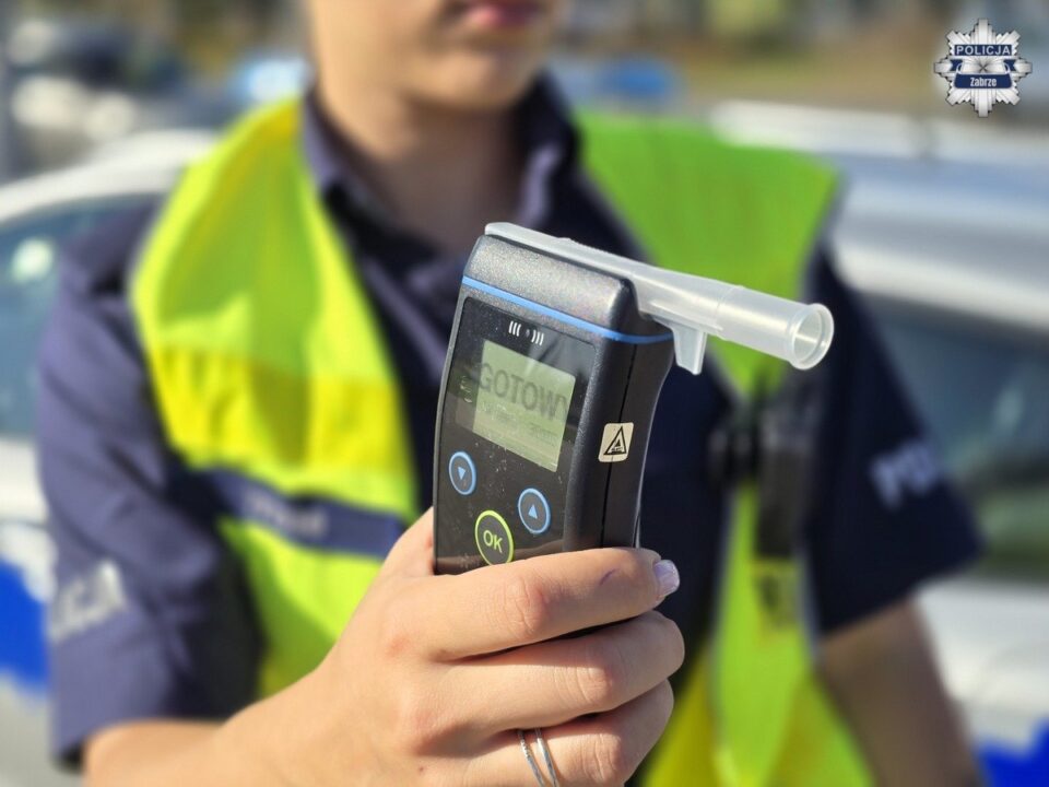 Dzięki szybkiej reakcji pracowników jednej z zabrzańskich firm, udało się zatrzymać 32 letniego kierowcę samochodu dostawczego, który wsiadł za kółko po alkoholu. Mężczyzna został ujęty jeszcze przed tym, zanim ponownie ruszył w drogę. Teraz grozi mu nawet 3 lata więzienia oraz utrata prawa jazdy.