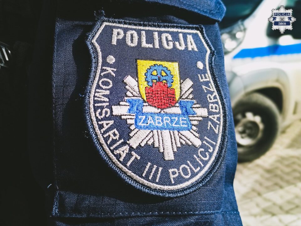 Miniony poniedziałek zaczął się dla zabrzańskich policjantów z Komisariatu III wyjątkowo pracowicie — i to z przytupem. W jednym z mieszkań przy ulicy Kościuszki funkcjonariusze zatrzymali… aż trzech poszukiwanych jednocześnie! To nie żart, a prawdziwy policyjny „hat-trick”.