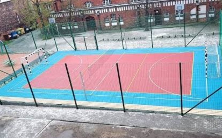 Narasta niepokój wśród rodziców uczniów Szkoły Podstawowej nr 36 w Zabrzu. Coraz częściej dochodzi do aktów przemocy w rejonie szkoły i na boisku szkolnym. Społeczność lokalna apeluje o wsparcie finansowe na montaż nowoczesnego systemu monitoringu, który ma zwiększyć bezpieczeństwo dzieci.