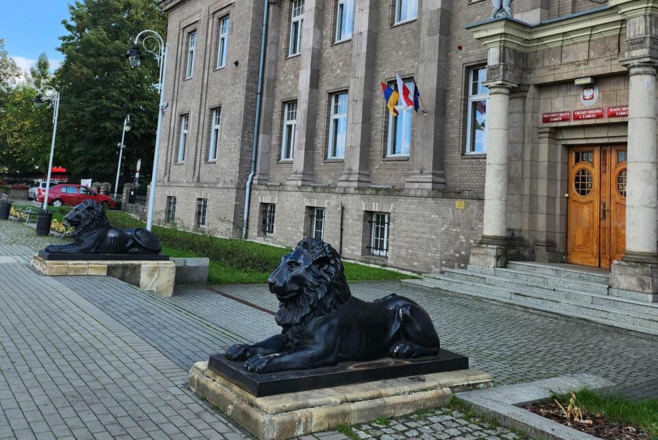 W Zabrzu narasta polityczno-prawna burza. Mieszkaniec miasta oraz działacz społeczny – Jarosław Marciniak złożył zawiadomienie do prokuratury, dotyczące możliwości popełnienia przestępstwa przez byłą prezydent Zabrza Małgorzatę Mańkę-Szulik. Sprawa dotyczy podejrzenia poświadczenia nieprawdy w oficjalnym dokumencie, który miał umożliwić ówczesnemu wiceprezydentowi Krzysztof Lewandowski przystąpienie do egzaminu adwokackiego bez odbywania aplikacji.