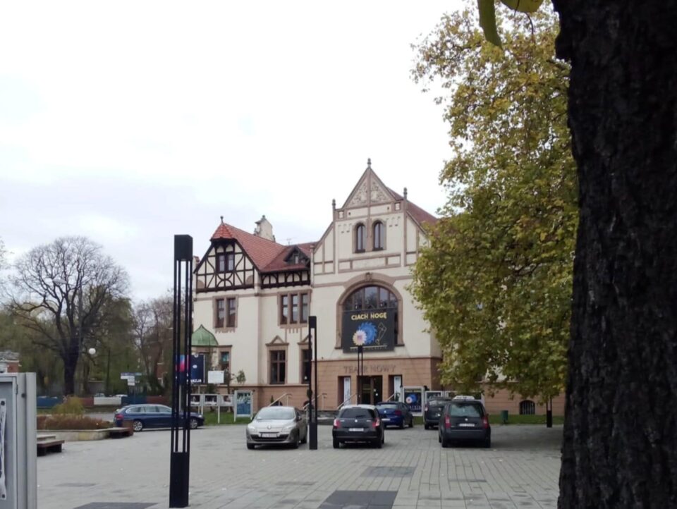 Zabrze po raz kolejny udowadnia, że jest miastem pełnym kultury i artystycznych emocji. W dniach 20–26 października 2025 roku mieszkańcy i goście mogą wybierać spośród licznych wydarzeń w lokalnych instytucjach – od pokazów filmowych, przez koncerty i spektakle, aż po wystawy i warsztaty. Trwa również XXIII Ogólnopolski Festiwal Dramaturgii Współczesnej „Rzeczywistość przedstawiona”, ale to nie jedyna atrakcja w tym tygodniu.