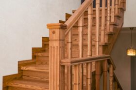 Kiedy stoisz dzień po dniu w korytarzu swojego domu, często nie zauważasz tego, po czym stawiasz nogi. A przecież materiał, z którego zrobione są schody, może nadać wnętrzu ton, zapach, ciepło i charakter, który czujesz z każdym krokiem. Dlatego pytanie „czy warto inwestować w schody z naturalnego drewna?” jest bardzo zasadne. Zanim przejdziesz do popularnych alternatyw typu beton, metal czy szkło, zastanów się, co dla Ciebie znaczy „dom”. Czy to ma być surowa aranżacja? Czy chcesz coś ciepłego, żywego, co pod wpływem czasu nabierze charakteru? W tym artykule rozważę wyjątkowość drewnianych schodów – szczególnie tych wykonanych z drewna krajowego, na przykład pochodzącego z lasów wokół Biłgoraja. Postaram się też przedstawić, dlaczego naturalne materiały będą lepszym wyborem niż inne alternatywy.