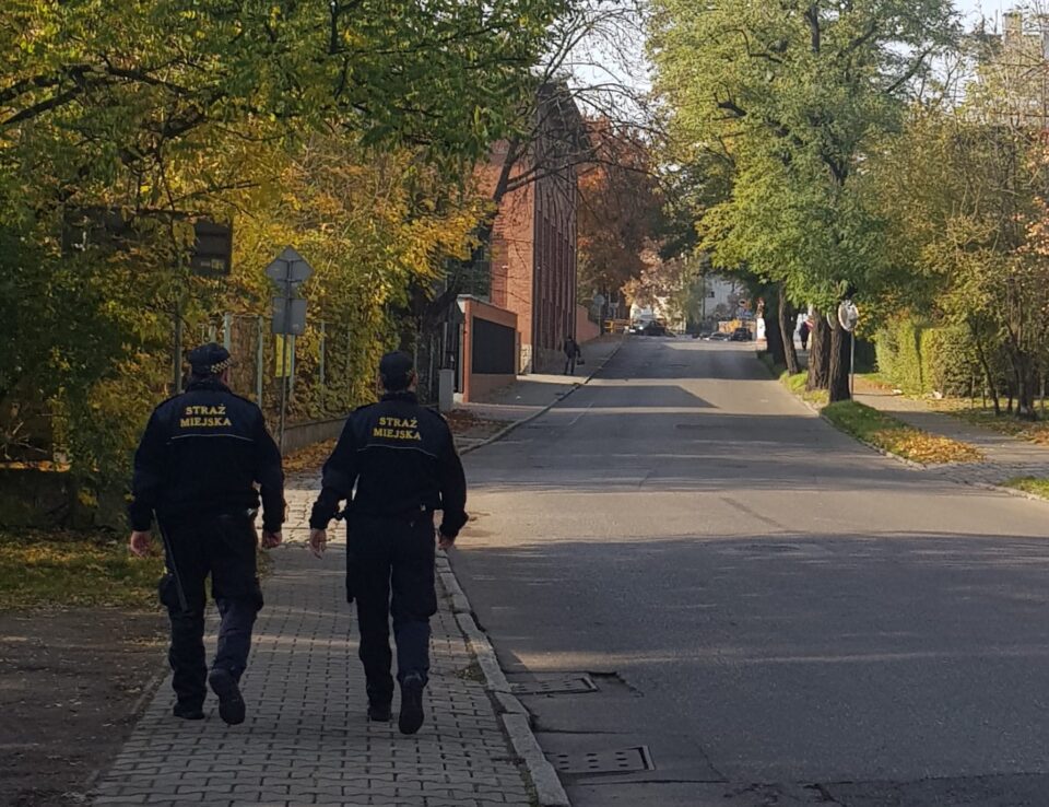 W Zabrzu znów wrze. Po majowym referendum, w którym mieszkańcy odwołali prezydent miasta, aktywiści zapowiadają kolejną inicjatywę – od nowego roku zamierzają rozpocząć zbiórkę podpisów pod projektem uchwały likwidującej straż miejską. Pomysł, który jeszcze kilka miesięcy temu wydawał się jedynie luźnym postulatem, dziś nabiera realnych kształtów i wywołuje gorącą publiczną debatę.