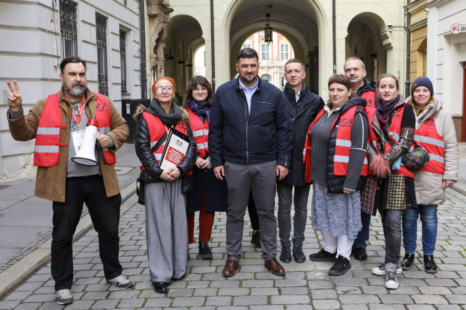 Inicjatorzy głośnego referendum w Zabrzu, w wyniku którego w maju tego roku odwołano prezydent Agnieszkę Rupniewską, ponownie wchodzą do akcji — tym razem poza granicami naszego regionu. Jak się okazuje, część zabrzańskich aktywistów, w tym Katarzyna Iwańska, włącza się w działania ruchu obywatelskiego „SOS Wrocław”, który dąży do odwołania prezydenta Wrocławia Jacka Sutryka oraz Rady Miasta.