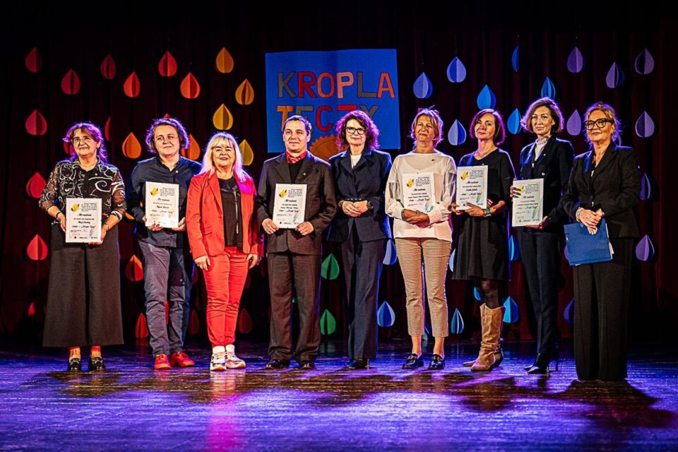 W Zabrzu odbyła się 28. edycja gali wręczenia orderów „Kropla Tęczy”, prestiżowych wyróżnień przyznawanych osobom, organizacjom i instytucjom, które z zaangażowaniem działają na rzecz najmłodszych mieszkańców miasta. Uroczystość od wielu lat organizuje Miejski Ośrodek Pomocy Rodzinie w Zabrzu, promując ideę pomocy, empatii i społecznej odpowiedzialności.