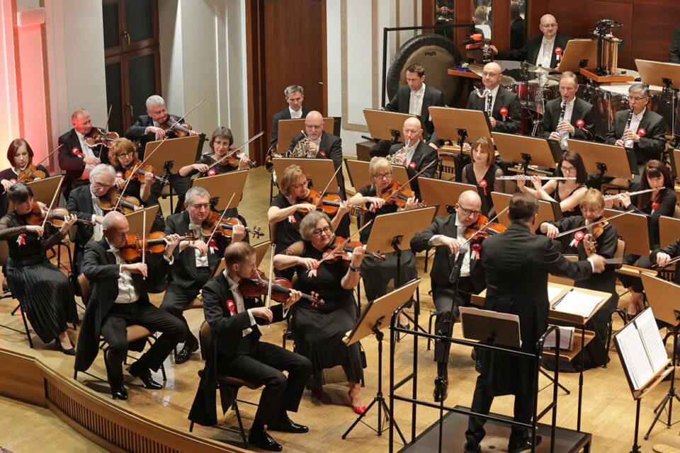 Zabrze przygotowuje się na niezwykłe muzyczne wydarzenie! Już 5 grudnia o godz. 18:00 w Domu Muzyki i Tańca w Zabrzu odbędzie się jubileuszowy koncert z okazji 75-lecia Filharmonii Zabrzańskiej. To będzie wyjątkowy wieczór, pełen dźwięków, emocji i wspomnień – prawdziwa podróż przez siedem i pół dekady zabrzańskiej tradycji muzycznej.