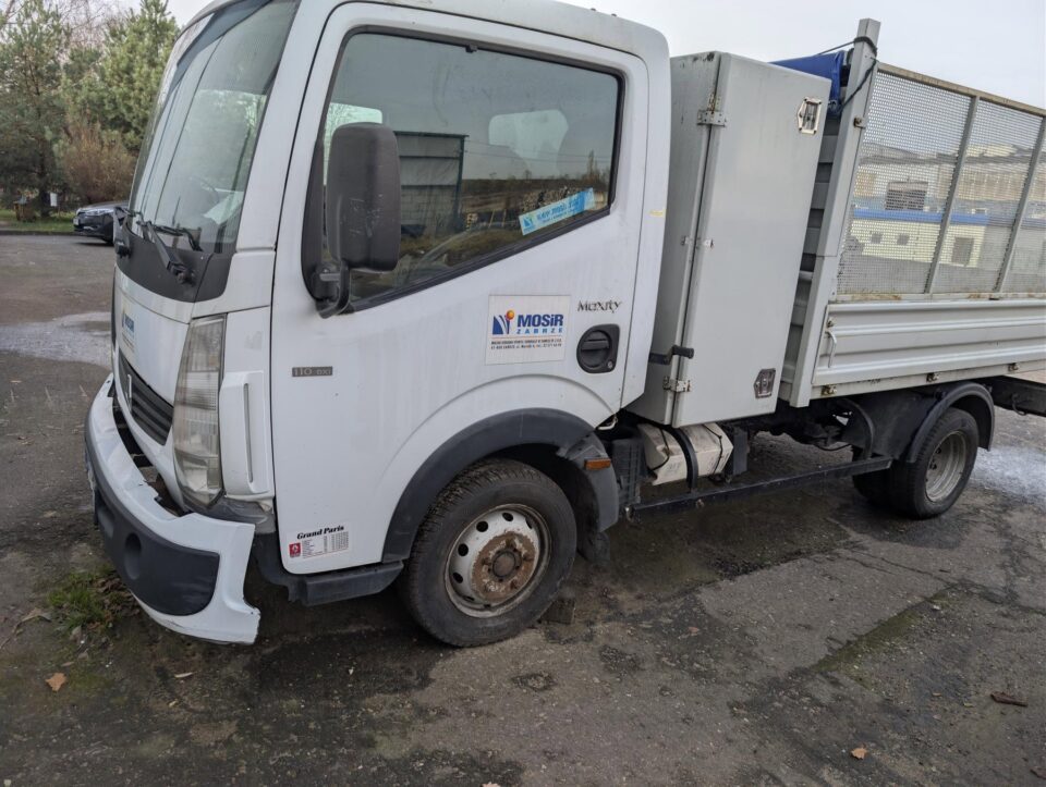 Miejski Ośrodek Sportu i Rekreacji w Zabrzu Sp. z o.o. ogłosił kolejną odsłonę wyprzedaży sprzętu, maszyn i urządzeń używanych w swoich obiektach. To świetna okazja dla firm, osób prywatnych oraz instytucji, które poszukują sprawdzonego wyposażenia w atrakcyjnych cenach. Wśród oferowanych pozycji znalazły się m.in. maszyny ogrodnicze, sprzęt techniczny oraz samochód ciężarowy Renault Maxity, dostępny już od 4800 zł.