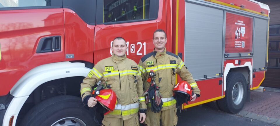 W miniony wtorek (18 listopada), w Jednostce Ratowniczo-Gaśniczej w Katowicach-Szopienicach odbyła się uroczysta ceremonia związana z Wojewódzkimi Obchodami Narodowego Święta Niepodległości. Podczas wydarzenia wręczono odznaczenia, medale, awanse oraz wyróżnienia dla funkcjonariuszy służb mundurowych z całego regionu. Szczególne uznanie otrzymali strażacy, którzy w ostatnich miesiącach wykazali się wyjątkową odwagą podczas akcji ratowniczych.