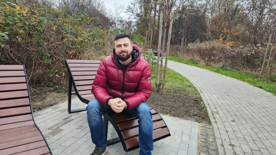 Park na Zaborzu systematycznie wzbogaca się o kolejne elementy małej architektury. Najnowszą zmianą, która pojawiła się w tej zielonej przestrzeni, są dwa drewniane leżaki ustawione w pobliżu tężni solankowej. To kolejny etap rozwijania parku, za którego powstanie i rozbudowę od lat odpowiada zabrzański radny Sebastian Dziębowski.