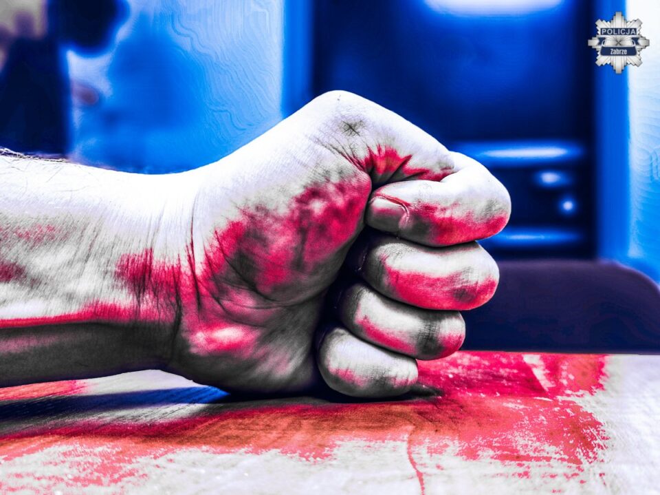 Zabrzański sąd zdecydował o tymczasowym aresztowaniu 41 letniego mieszkańca Zabrza, który przez cztery lata miał znęcać się nad swoją żoną i dwiema córkami. Mężczyzna został zatrzymany przez policjantów z Komisariatu III Policji w Zabrzu. Teraz grozi mu do 5 lat odsiadki w więzieniu.