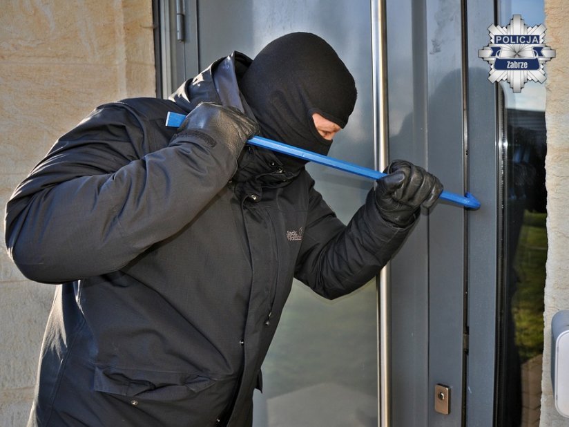 Okres jesienny oraz zmiana czasu na zimowy sprzyjają złodziejom. Wraz z szybciej zapadającym zmrokiem rośnie liczba włamań do domów, piwnic i pomieszczeń gospodarczych. Policjanci z Zabrza alarmują – tylko w listopadzie przestępcy dali o sobie znać już siedem razy. W sześciu przypadkach ich celem były pomieszczenia gospodarcze, z których najczęściej ginęły narzędzia i sprzęt o dużej wartości.