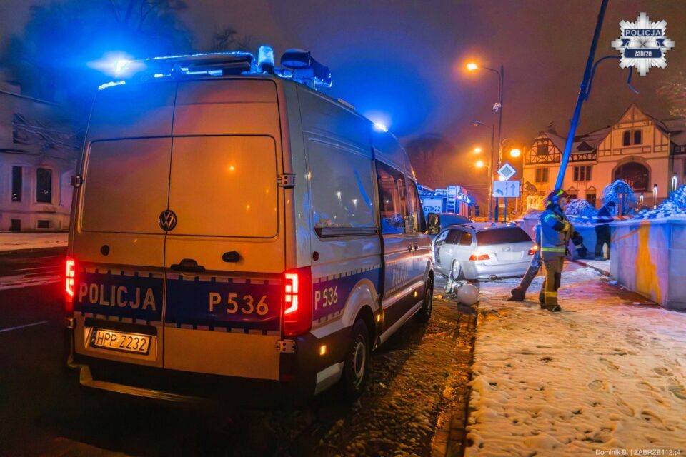 W niedzielny wieczór, około godziny 20:00, na Placu Teatralnym w Zabrzu doszło do groźnie wyglądającej kolizji drogowej. Jak ustalili policjanci ruchu drogowego, za kierownicą bmw siedział 29 letni obywatel Ukrainy, który miał w organizmie blisko promil alkoholu. Na szczęście w zdarzeniu nikt nie doznał poważnych obrażeń, jednak kierowca nie uniknie odpowiedzialności.