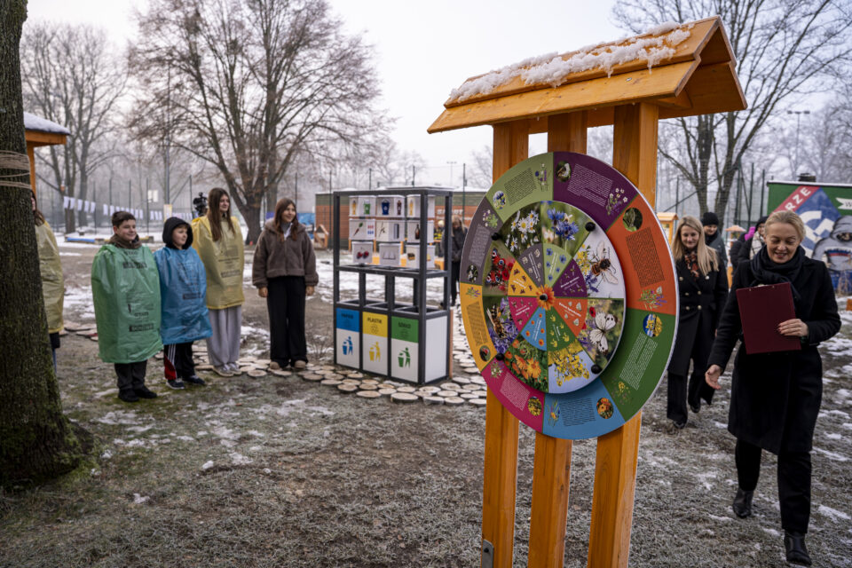 W jednej z najbardziej zielonych części Zabrza powstało miejsce, na które czekali zarówno uczniowie, jak i pedagodzy – Eko Pracownia Zabrze Helenka. Nowa inwestycja przy Szkole Podstawowej nr 30 już od pierwszego dnia zachwyca wyposażeniem oraz pomysłem na naukę przyrody w jej naturalnym otoczeniu.