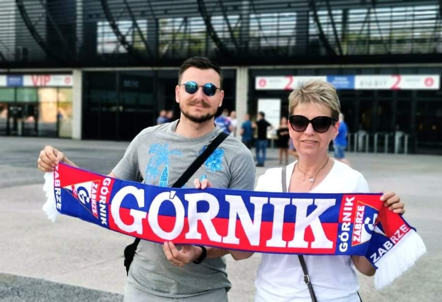 Po przedterminowych wyborach prezydenckich w Zabrzu, które odbyły się w sierpniu tego roku, coraz częściej pojawiają się głosy mieszkańców oraz lokalnych komentatorów, że według nich facebook'owy profil nowego prezesa Spółki Stadion - Łukasza Kowalkowskiego został ograniczony. Sprawdziliśmy to z poziomu portalu Zabrze24.info, a także z profilu naszego dziennikarza - pod postami Kowalkowskiego już nie można komentować ani dodawać reakcji, a jedyną dostępną opcją jest „udostępnij” (obejrzyjcie zrzuty ekranu poniżej). Efekt? Lokalne portale informacyjne (albo część z nich), jak również mieszkańcy miasta, (bądź też część z nich) nie mają możliwości odpowiadania i reagowania na komentarze nowego prezesa Areny Zabrze.