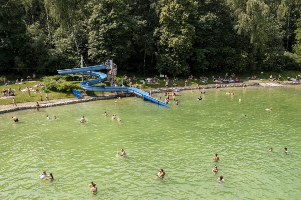 Przyszłość Kąpieliska Leśnego w Maciejowie ponownie trafia na samorządową agendę. Radny Marian Rau skierował do prezydenta Zabrza interpelację, w której domaga się wpisania kompleksowej modernizacji obiektu do budżetu miasta na 2026 rok. Jak podkreśla, popularne niegdyś kąpielisko od lat wymaga gruntownego remontu, a obecny stan infrastruktury nie pozwala na pełne funkcjonowanie ośrodka w sezonie letnim.