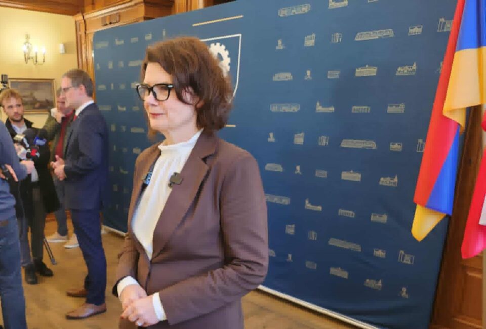 Zabrze wprowadziło nowy porządek w strukturze zarządzania miastem. To pokłosie zarządzenia z 29 października tego roku, w sprawie nadania Regulaminu Organizacyjnego Urzędu Miejskiego. Prezydent Zabrza Kamil Żbikowski oficjalnie podzielił w nim obowiązki między siebie, swoich zastępców, sekretarza miasta oraz skarbnika. Zmiany mają usprawnić funkcjonowanie urzędu i lepiej dostosować jego pracę do wyzwań stojących przed miastem.