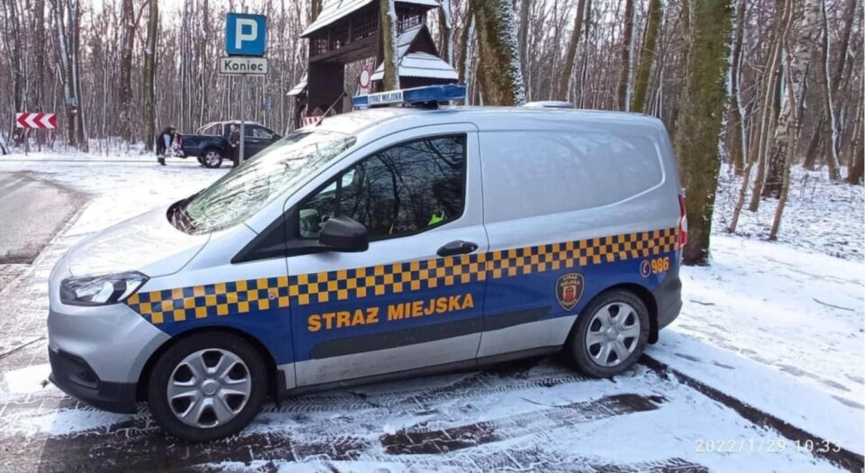 W środowe popołudnie, (26 listopada) około godziny 15:30 na Placu Krakowskim w Zabrzu zrobiło się naprawdę gorąco — a wszystko za sprawą ekspresowej interwencji strażników miejskich. Podczas rutynowego patrolu funkcjonariusze otrzymali od czujnego przechodnia informację o kradzieży w jednym z pobliskich sklepów.