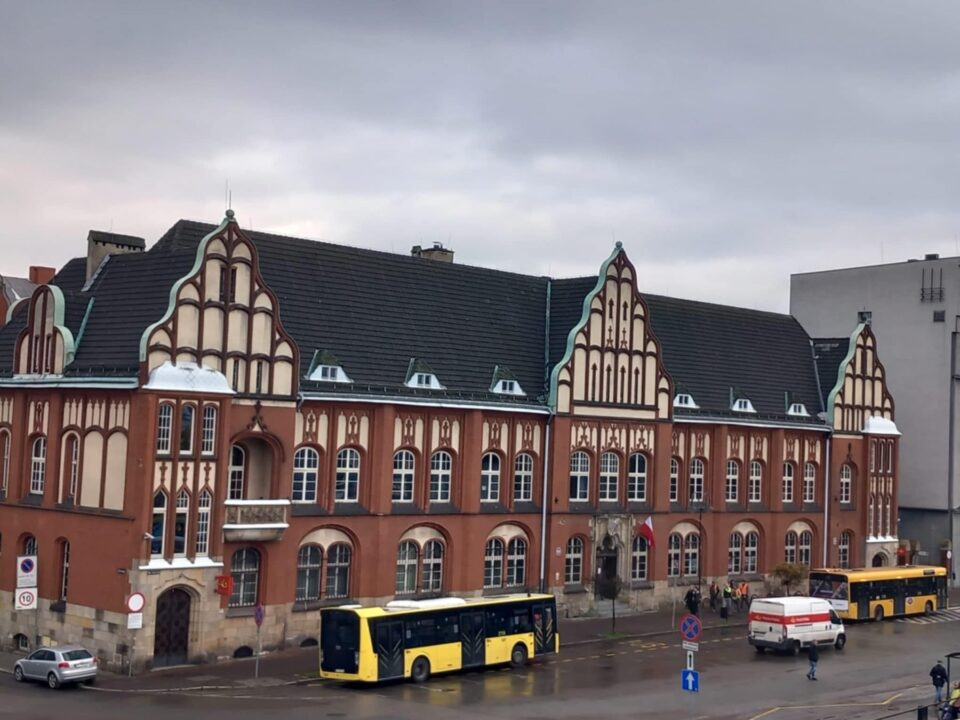 Zarząd Transportu Metropolitalnego ogłosił, że sprzedaż biletów u kierowców i motorniczych zostanie całkowicie wycofana. Podróżni będą korzystać wyłącznie z nowoczesnych i bardziej ekologicznych kanałów zakupu. Jak podkreśla ZTM, decyzja wynika zarówno z rosnącej popularności biletomatów mobilnych i aplikacji, jak i z malejącego zainteresowania tradycyjną formą zakupu.
