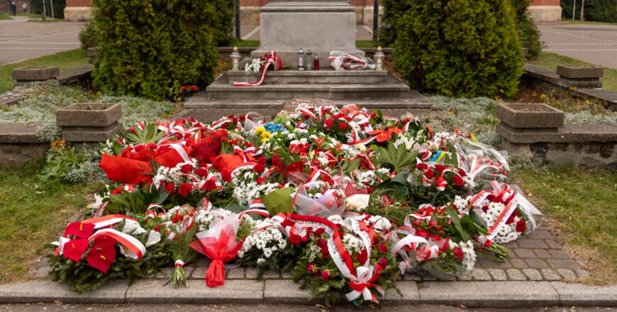 W tym roku obchody Narodowego Święta Niepodległości w Zabrzu ponownie odbędą się bez tradycyjnego przemarszu służb mundurowych i pozostałych uczestników przez centrum miasta, który w poprzednich latach wyruszał z Placu Warszawskiego. Mimo to mieszkańcy będą mogli wspólnie uczcić 11 listopada podczas uroczystości religijno-patriotycznych oraz pikniku w ogrodach parafialnych przy kościele św. Anny.