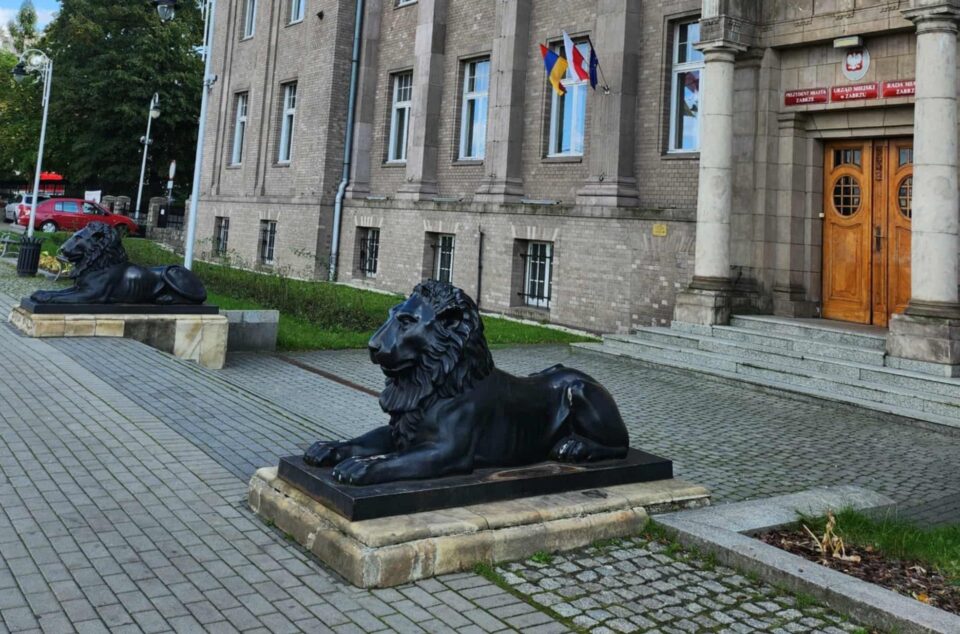 Zabrze przedstawiło projekt budżetu na 2026 rok. Dokument powstał w realiach obowiązującego Programu Postępowania Ostrożnościowego, który wymaga od miasta ścisłej kontroli wydatków i odbudowy stabilności finansowej. Mimo planowanej nadwyżki operacyjnej, Zabrze ponownie będzie musiało się zadłużyć, tym razem poprzez emisję obligacji.