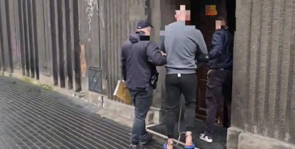 Policjanci z Bytomia zatrzymali 33 letniego mieszkańca Zabrza, który jest podejrzany o usiłowanie zabójstwa 34 letniego mężczyzny. Do brutalnego ataku doszło podczas awantury domowej w jednym z bytomskich mieszkań. Napastnik miał zaatakować ofiarę śrubokrętem, zadając jej liczne ciosy w okolice głowy, szyi i pleców.