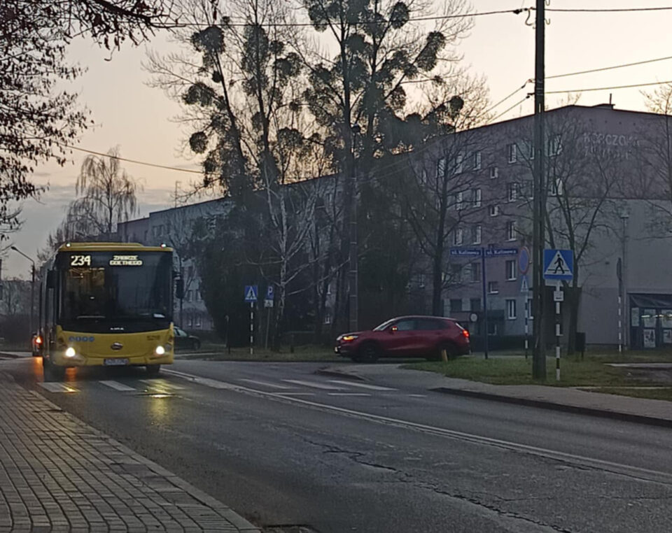 Pasażerowie korzystający z komunikacji miejskiej w aglomeracji muszą przygotować się na istotne zmiany w kursowaniu autobusów, tramwajów i trolejbusów w okresie świątecznym. Jak informuje Transport GZM, modyfikacje obejmą zarówno Wigilię, jak i dni świąteczne oraz okres tuż po Bożym Narodzeniu.