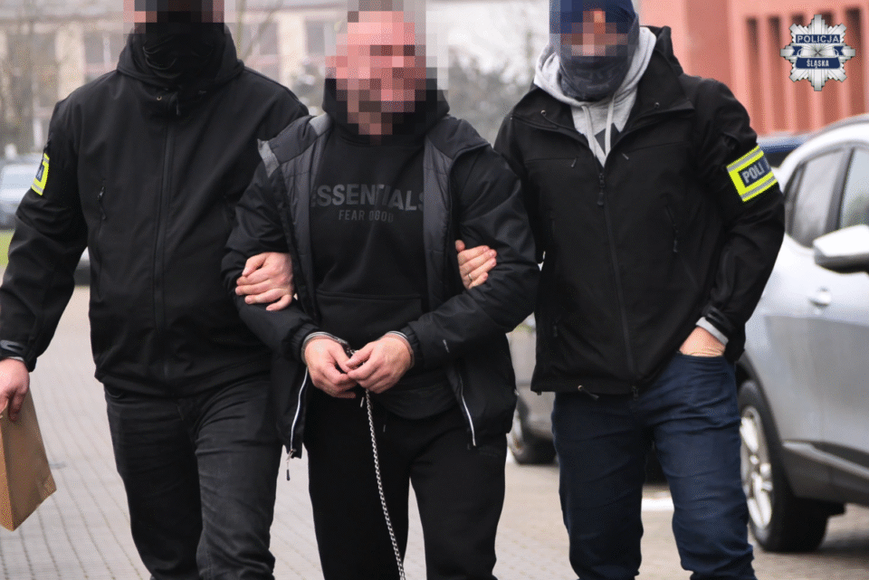 Śląscy policjanci przeprowadzili kolejną, szeroko zakrojoną akcję wymierzoną w zorganizowaną grupę przestępczą związaną z pseudokibicami z Torcidy. Jej efektem jest zatrzymanie sześciu osób i przejęcie dużych ilości narkotyków. Sprawę nadzoruje Śląski Wydział Zamiejscowy Departamentu ds. Przestępczości Zorganizowanej i Korupcji Prokuratury Krajowej.
