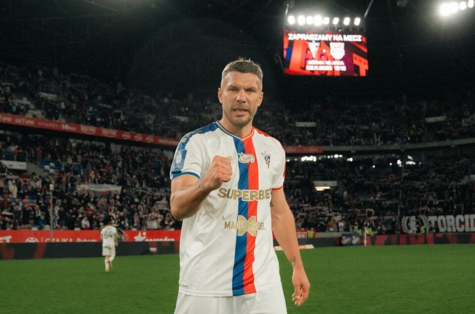 Górnik Zabrze właśnie wkroczył w zupełnie nową erę. Jeden z najbardziej rozpoznawalnych piłkarzy w historii polskiej piłki, Lukas Podolski, dołączył do grona współwłaścicieli klubu. „Poldi” objął 8,3% akcji, stając się tym samym drugim największym akcjonariuszem trzynastokrotnego mistrza Polski.