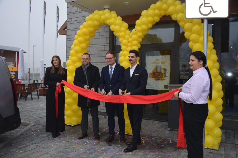 Nowa restauracja sieci McDonald's została oficjalnie otwarta przy Centrum Handlowe M1. Inwestycja, o której informował oficjalny profil Miasta Zabrze, ma wzbogacić lokalną ofertę gastronomiczną i stworzyć kolejne miejsca pracy. W wydarzeniu uczestniczył prezydent Kamil Żbikowski, który symbolicznie przeciął wstęgę podczas uroczystego otwarcia lokalu.