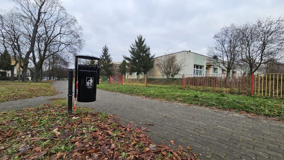 Mieszkańcy dzielnicy Zaborze Północ mogą już korzystać z nowych koszy na śmieci. W ostatnich dniach na terenie osiedla ustawiono 24 nowe pojemniki na odpady, co jest efektem dokończenia zaległego projektu zgłoszonego przez radnego Zabrza - Sebastiana Dziębowskiego.