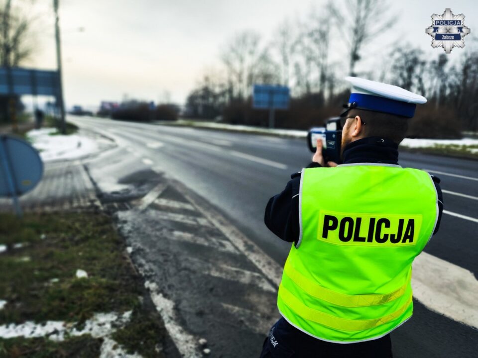 Jeszcze przed końcem grudnia policjanci otrzymają długo zapowiadany dodatek mieszkaniowy, który znacząco podniesie ich miesięczne dochody. Świadczenie wynosi od 900 zł do nawet 1800 zł miesięcznie, a jego wysokość zależy od miejsca pełnienia służby oraz lokalnych kosztów życia.