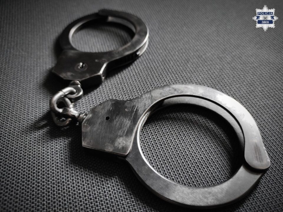 Zabrzańscy policjanci przeprowadzili skuteczną akcję, w wyniku której zatrzymano 25-letniego obywatela Litwy ściganego przez niemiecki wymiar sprawiedliwości. Mężczyzna był poszukiwany na mocy Europejskiego Nakazu Aresztowania (ENA), wydanego w związku z podejrzeniem popełnienia rozboju na terytorium Niemiec.