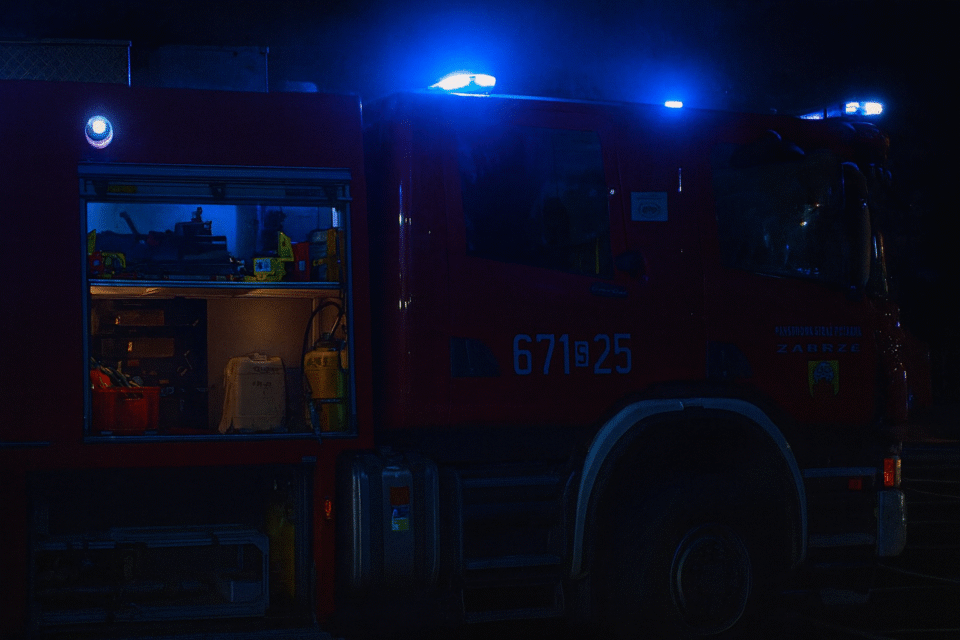 W niedzielę wieczorem, po godzinie 19:00, mieszkańcy Zandki byli świadkami dramatycznego pożaru samochodu osobowego. O zdarzeniu natychmiast powiadomiono straż pożarną, która wysłała na miejsce jeden zastęp.