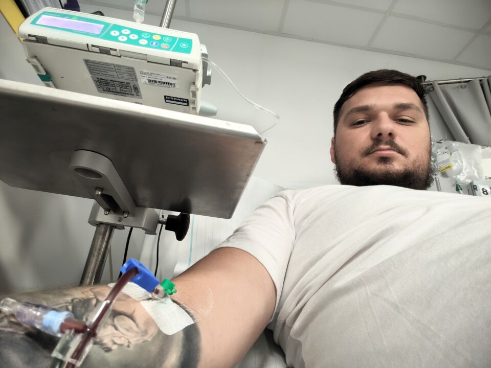 Zabrze po raz kolejny pokazuje, że pomoc innym jest wpisana w DNA miasta. Michał Waleczek, pielęgniarz Oddziału Intensywnej Terapii Śląskiego Centrum Chorób Serca w Zabrzu, na co dzień opiekuje się pacjentami po przeszczepach serca. W tym roku sam znalazł się po drugiej stronie medycznej historii – został dawcą szpiku kostnego, ratując życie swojego „bliźniaka genetycznego”.