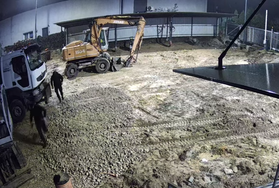 W Zabrzu doszło do poważnego aktu wandalizmu i kradzieży. W piątek, 5 grudnia, nieznani sprawcy włamali się do siedziby firmy Crazy Bubble przy ul. Kurowskiej, dopuszczając się rozległych zniszczeń i kradzieży. Jak informuje przedsiębiorstwo, straty są znaczące, a biuro zostało niemal doszczętnie zdewastowane.