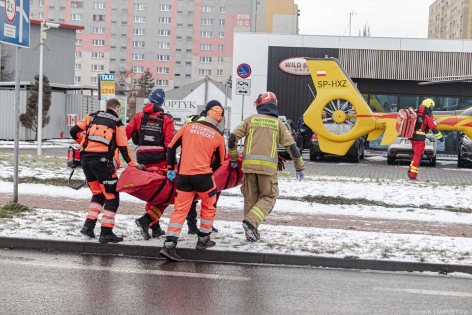 Do poważnego wypadku doszło w środę, 31 grudnia, na ul. Gdańskiej w Zabrzu. Na oznakowanym przejściu dla pieszych samochód osobowy potrącił kobietę, która przechodziła przez jezdnię. Z uwagi na ciężkie obrażenia została ona pilnie przewieziona do szpitala z wykorzystaniem śmigłowca Lotniczego Pogotowia Ratunkowego.