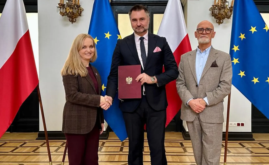 Zabrzanin, Adam Konka nie jest już dyrektorem Centrum e-Zdrowia (CeZ). Po niespełna dwóch miesiącach od powołania przez minister zdrowia Jolantę Sobierańską-Grendę, podjęto decyzję o jego odwołaniu – ustalił Puls Medycyny. Choć oficjalne komunikaty są oszczędne, kuluarowe doniesienia wskazują na powody, które wykraczają poza kompetencje zawodowe.