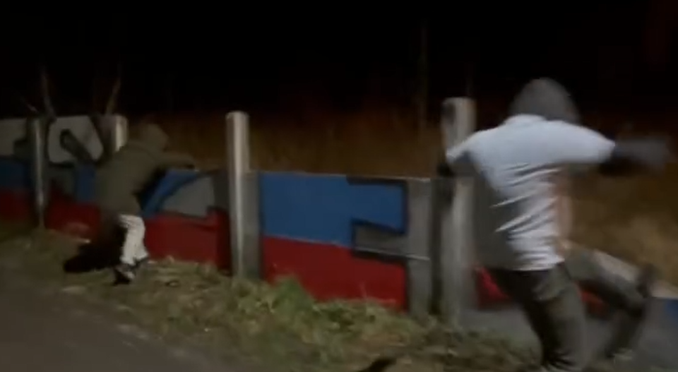 Boże Narodzenie nie dla wszystkich oznaczało spokój, refleksję i chwilę wytchnienia. Dla kiboli Ruchu Chorzów okazało się natomiast idealnym momentem na zademonstrowanie, że prymitywizm nie zna kalendarza ani świąt. W czasie, gdy miasto zwalniało tempo, grupa postanowiła zdewastować betonowe ogrodzenie ozdobione graffiti Górnika Zabrze. O sprawie poinformował portal weszło.com.