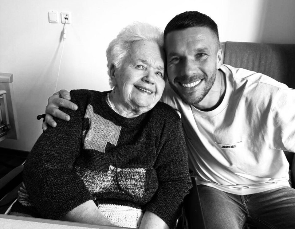 Społeczność Górnika Zabrze pogrążyła się w żałobie po informacji o śmierci ukochanej Babci Lukasa Podolskiego. To niezwykle trudny moment dla jednego z liderów zespołu,